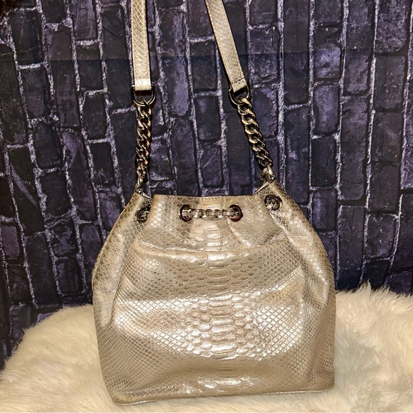 Michael Kors FRANKIE Embossed
Leather Glossy Silver Metallic Python
Bucket Bag - Picture 6 of 16